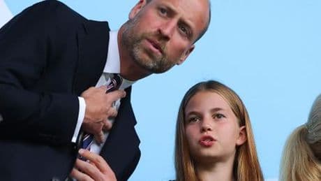 Prinzessin Charlotte signiert jetzt neben ihrem Papa Prinz William