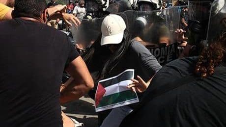 İsrail gemisine Rodos'ta soğuk duş: Filistin bayraklarıyla protesto edildiler!