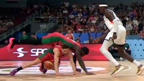 Totaler Blackout! - NBA-Star räumt eigenen Mann ab