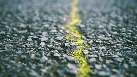 E-Autos zu schwer für Straßen? So schädlich sind fette Fahrzeuge wirklich