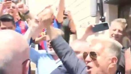 Laporta no entra al trapo del plante del Madrid y corea "¡Barça!" con los aficionados