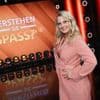 „Verstehen Sie Spaß?“: Annemarie Carpendale und Schöneberger küssen sich vor Kamera