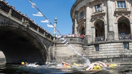 Stadtentwicklung: 100 Jahre Badeverbot - Demonstranten gehen ins Wasser