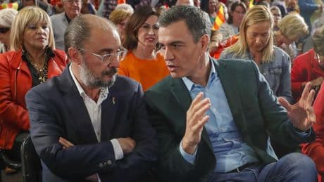 Sánchez destaca la "huella imborrable" y el "compromiso" de Lambán en su despedida al exdirigente aragonés