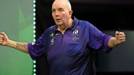’Beste darter ooit’ Phil Taylor (64) kondigt pensioen officieel aan: ’Meer bereikt dan ik ooit voor mogelijk had gehouden’