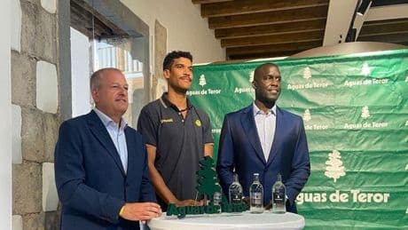 Labeyrie tira de ironía en su presentación como jugador del CB Gran Canaria al ser preguntado por su estado físico tras su lesión en Rusia": "Tengo mis dos pies y mis dos manos"