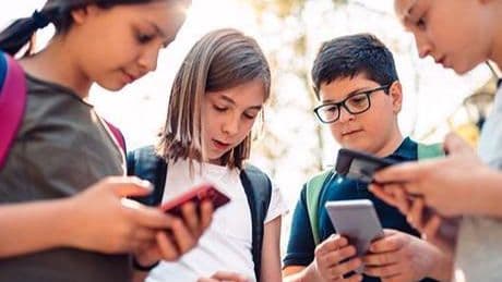 Yeni neslin sessiz tehlikesi: Cep telefonu kamburluğu! Omurgaya yük biniyor
