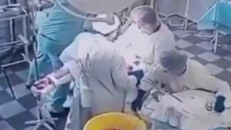 La heroica reacción de unos médicos rusos operando durante el seísmo de 8,8 grados