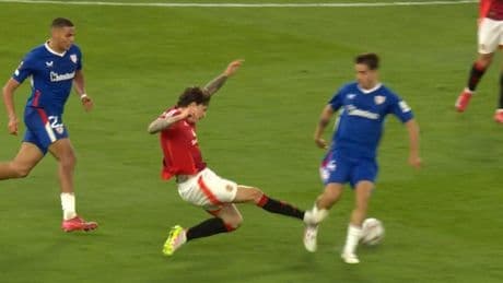 La dura entrada sobre Prados que pudo cambiar el partido del Athletic ante el United: "No hay roja, amarilla, falta... jueguen"