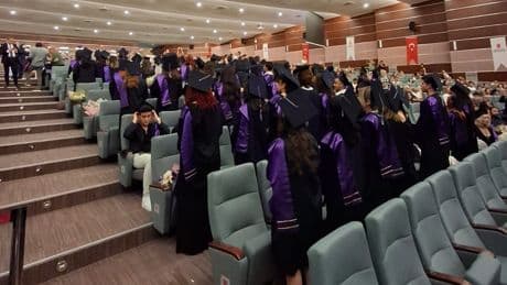 Hacettepe Üniversitesi mezuniyet törenlerinde protesto: Öğrenciler sırtlarını dönerek tepki gösterdi