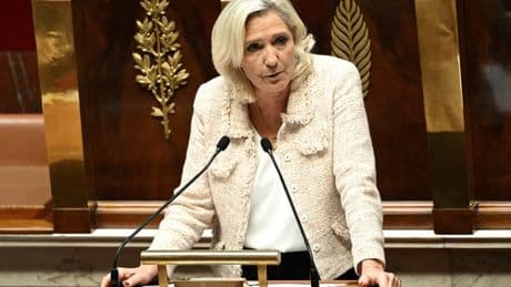 "Vous êtes coupables": Marine Le Pen juge la droite, comme la gauche, "coupables de l'effondrement général"