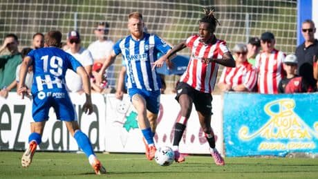 El Alavés es más certero que el Athletic en el homenaje a De Marcos