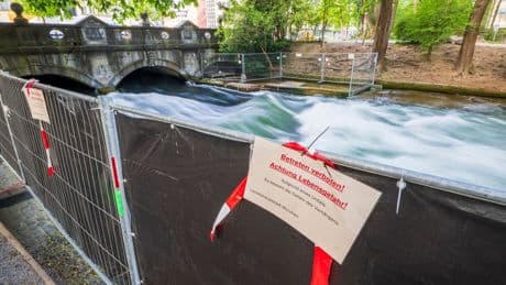 Freizeitsport: Surferin nach Unfall an Eisbachwelle gestorben