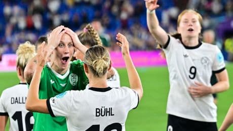 Nach Sieg im Elfmeterschießen: "Krass, unglaublich, mega": Fußballerinnen feiern Berger