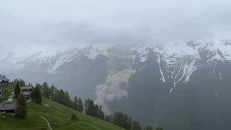 Un glaciar colapsa, provoca una avalancha y sepulta un pueblo de Suiza