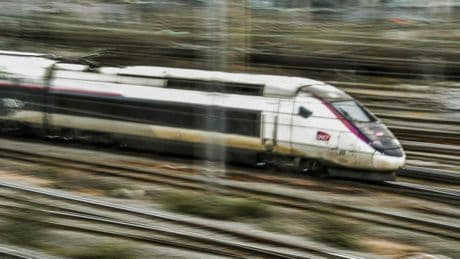 Auch Fernverkehr betroffen: An Bahnübergang von TGV erfasst - Mann schwer verletzt