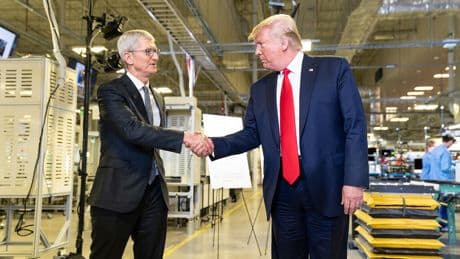 EEUU amenazó a Apple para que fabricase el iPhone en casa. Apple ya está pasando por el aro