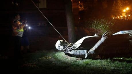 Südstaaten-General: Trump-Regierung stellt umstrittene Statue wieder auf