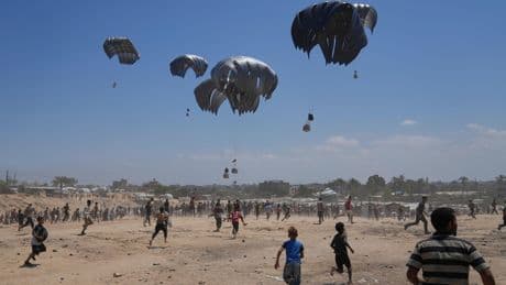 «C’est vraiment pour le spectacle»: l’aide humanitaire larguée dans la bande de Gaza demeure rare et difficilement accessible