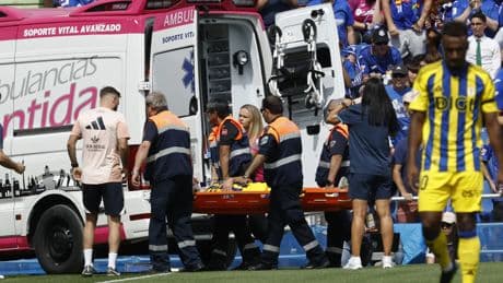 Tremendo susto en el Getafe-Oviedo: Nacho Vidal, retirado en camilla tras un fuerte choque de cabezas con Diego Rico