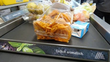 Einkaufen: Wer muss den Warentrenner auf das Supermarkt-Kassenband legen?