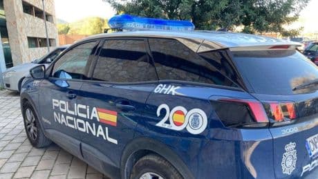 Rompe una botella en la cabeza de un hombre y se la clava en el brazo en Valladolid