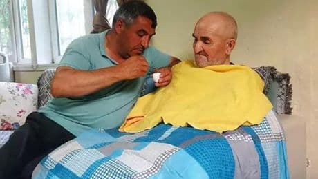 Kayseri'de örnek evlat! 6 yıldır felçli babasına bakıyor! 'O benim her şeyim'