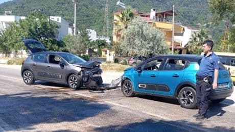 Erdek’te iki araç kafa kafaya çarpıştı: 5 yaralı