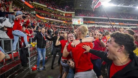 Foot : en images, l’explosion de joie des supporters du PSV après le but encaissé par l’Ajax dans la course au titre