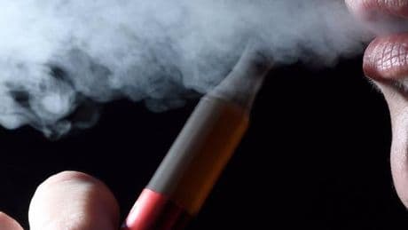 Los planes 'antivapeo' de Sanidad trastocan la estrategia de la industria para eliminar el cigarrillo tradicional