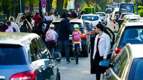 Hannover: Polizeikontrolle bei Elterntaxis – BMW-Fahrer rastet aus