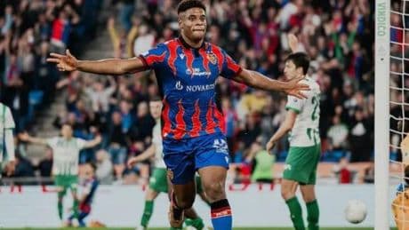 Kevin Carlos cotiza al alza: otra 'novia' para un goleador español de moda