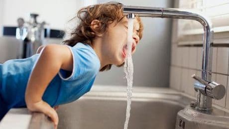 Hitze in Deutschland: Kann man zu viel Wasser trinken?