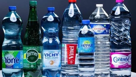 El escándalo del tratamiento ilegal del agua mineral embotellada sacude Francia