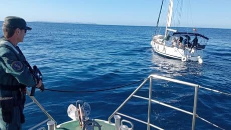 Betrunkener Obdachloser nennt sich „Jack Sparrow“, stiehlt Yacht und gerät in Seenot
