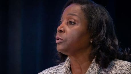 La juez falla que Lisa Cook siga de gobernadora en la Fed, pese a que Trump ordenó su despido