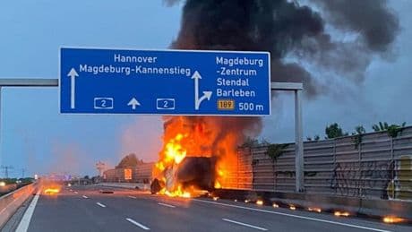 Bei Magdeburg: Brennender Lkw auf A2 - Strecke teilweise gesperrt