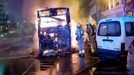 Arde un bús público en L'Hospitalet y el fuego quema otros 5 vehículos y un semáforo