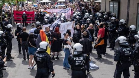 In der Gladbacher Innenstadt: CSD mit Hunderten trifft auf 19-köpfige Gegendemo