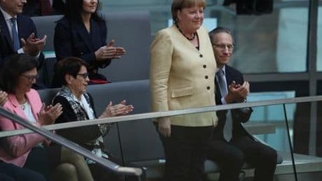 Friedrich Merz: Altkanzlerin Angela Merkel verlässt Tribüne im Bundestag wieder