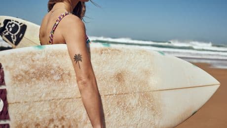 Tattoo im Urlaub? Darum rät der Experte dringend ab