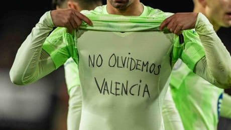 Un libro evoca las esencias del fútbol con 106 autores unidos en memoria de la dana