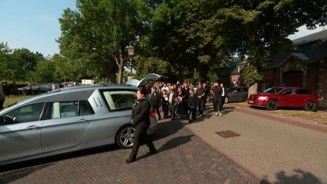 Tientallen mensen nemen afscheid van doodgeschoten vrouw in Amstenrade