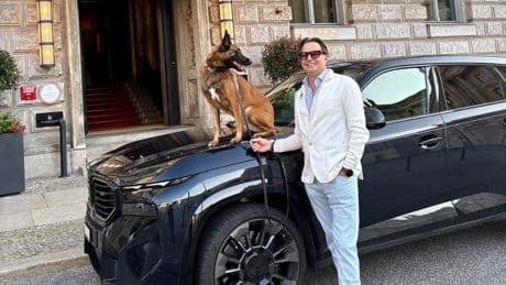 Transportondernemer vervoert liefdevol zijn hond door Europa