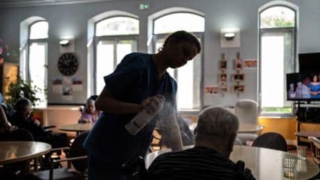 Face à la canicule, des familles inquiètes pour leurs proches dans les Ehpad publics