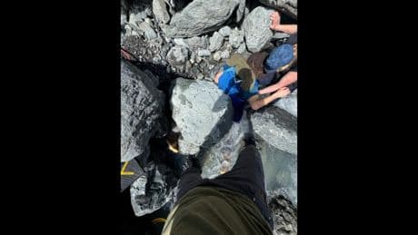 Sobrevive de milagro tras quedar atrapado bajo una roca de 320 kilos en Alaska
