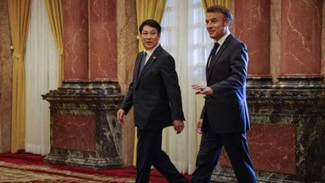 Au Vietnam, Macron appelle à préserver un ordre mondial "fondé sur le droit" face à Trump et Xi