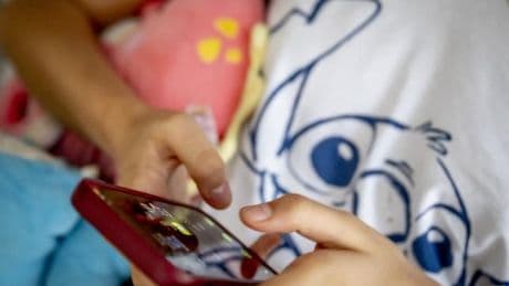 Au Royaume-Uni, la loi pour protéger les mineurs en ligne étrillée de toutes parts