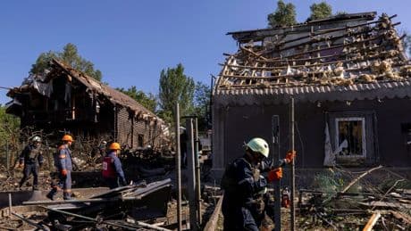 Missili e droni russi su Kiev. In Russia crollano due ponti per esplosioni