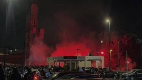 Clacson, petardi e fumogeni: tifosi del Napoli sotto l'albergo del Cagliari. Cosa è successo